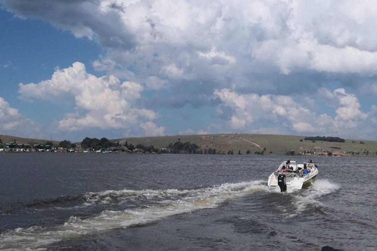 Waterfront vacant stand. Perfect for your dream home or resort. - Photo 3