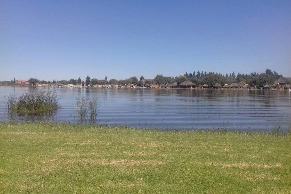 Waterfront vacant stand. Perfect for your dream home or resort. - Photo 4