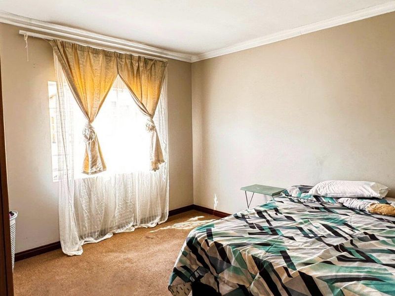 Modern, Secure Townhouse In A Gated Complex - Photo 7