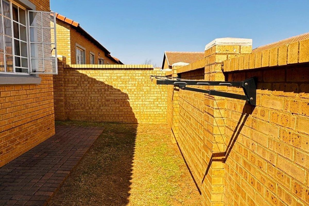 Modern, Secure Townhouse In A Gated Complex - Photo 2