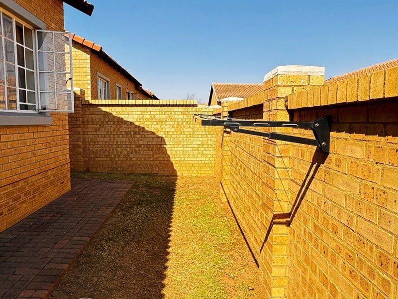 Modern, Secure Townhouse In A Gated Complex - Photo 2