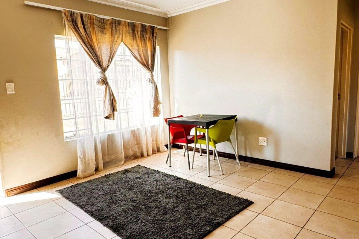 Modern, Secure Townhouse In A Gated Complex - Photo 5