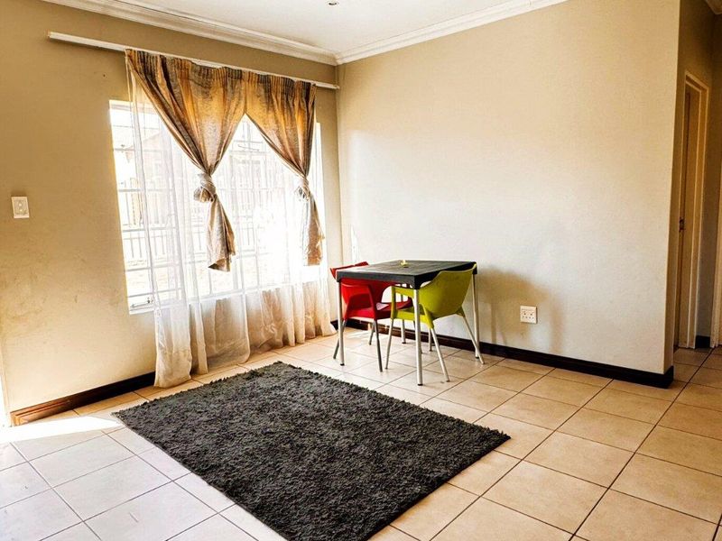 Modern, Secure Townhouse In A Gated Complex - Photo 5