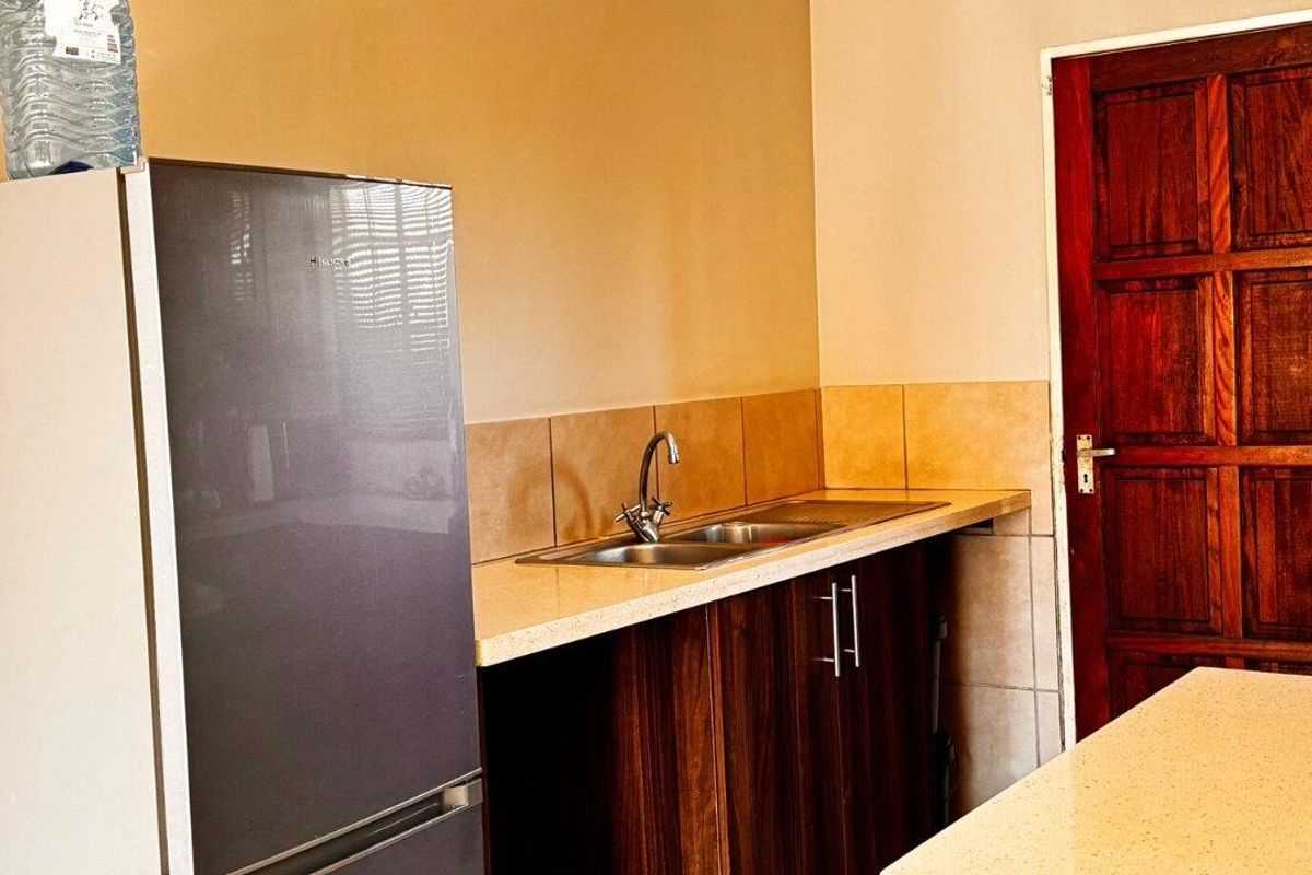 Modern, Secure Townhouse In A Gated Complex - Photo 4