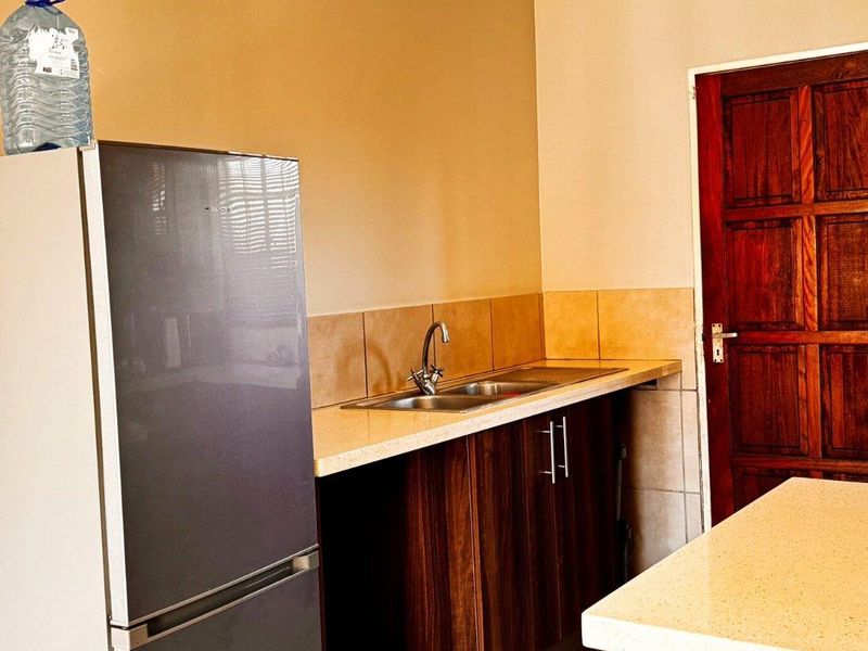 Modern, Secure Townhouse In A Gated Complex - Photo 4