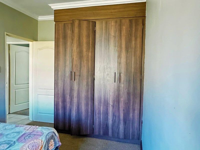 Modern, Secure Townhouse In A Gated Complex - Photo 10