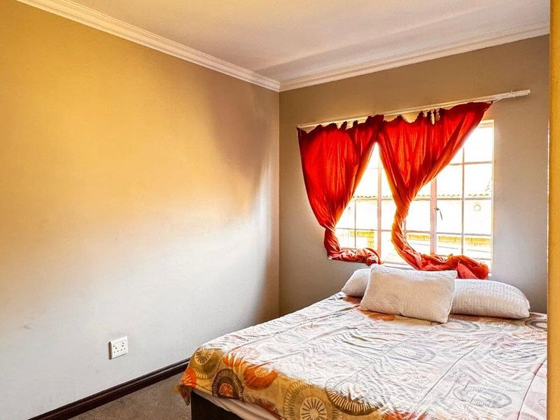 Modern, Secure Townhouse In A Gated Complex - Photo 9