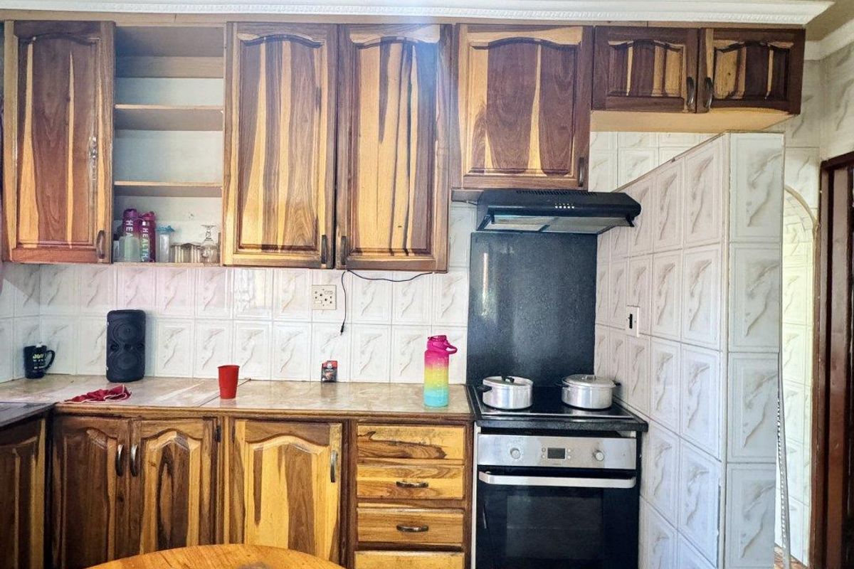 Charming 3-Bedroom Family Home in a Peaceful Family-Friendly Location- Close to Schools And  Ameniti - Photo 4