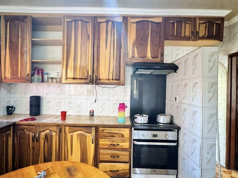 Charming 3-Bedroom Family Home in a Peaceful Family-Friendly Location- Close to Schools And  Ameniti - Photo 4