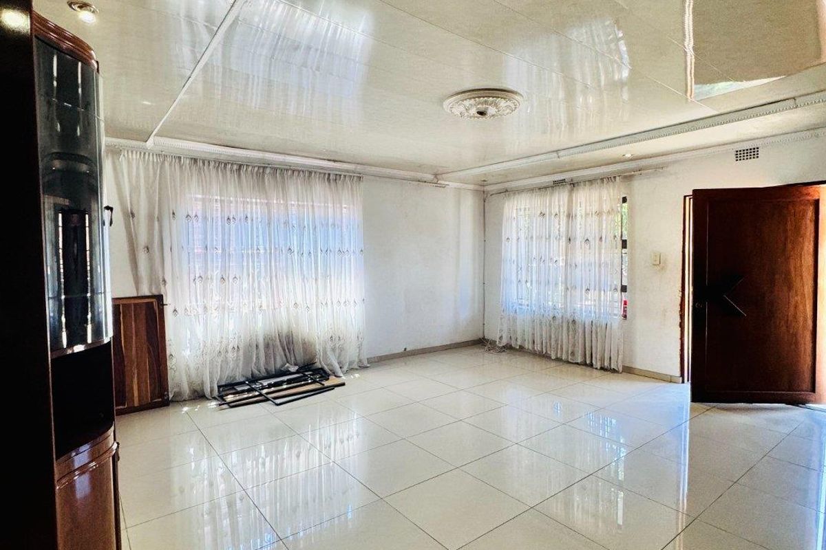 Charming 3-Bedroom Family Home in a Peaceful Family-Friendly Location- Close to Schools And  Ameniti - Photo 3