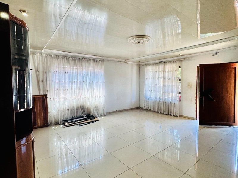 Charming 3-Bedroom Family Home in a Peaceful Family-Friendly Location- Close to Schools And  Ameniti - Photo 3