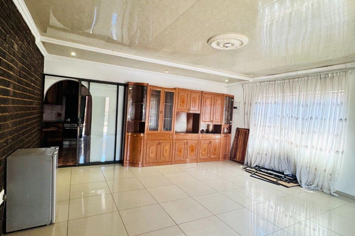 Charming 3-Bedroom Family Home in a Peaceful Family-Friendly Location- Close to Schools And  Ameniti - Photo 2