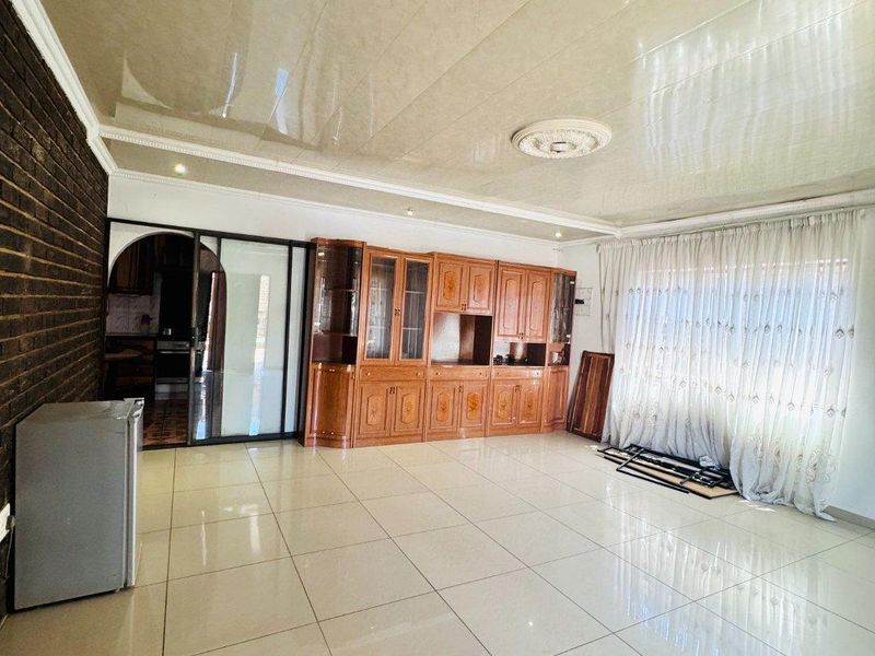 Charming 3-Bedroom Family Home in a Peaceful Family-Friendly Location- Close to Schools And  Ameniti - Photo 2