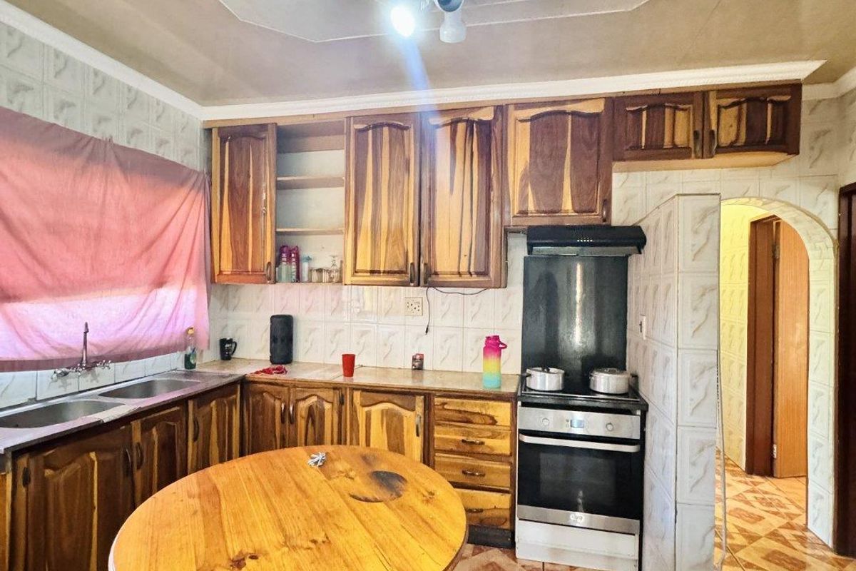 Charming 3-Bedroom Family Home in a Peaceful Family-Friendly Location- Close to Schools And  Ameniti - Photo 5