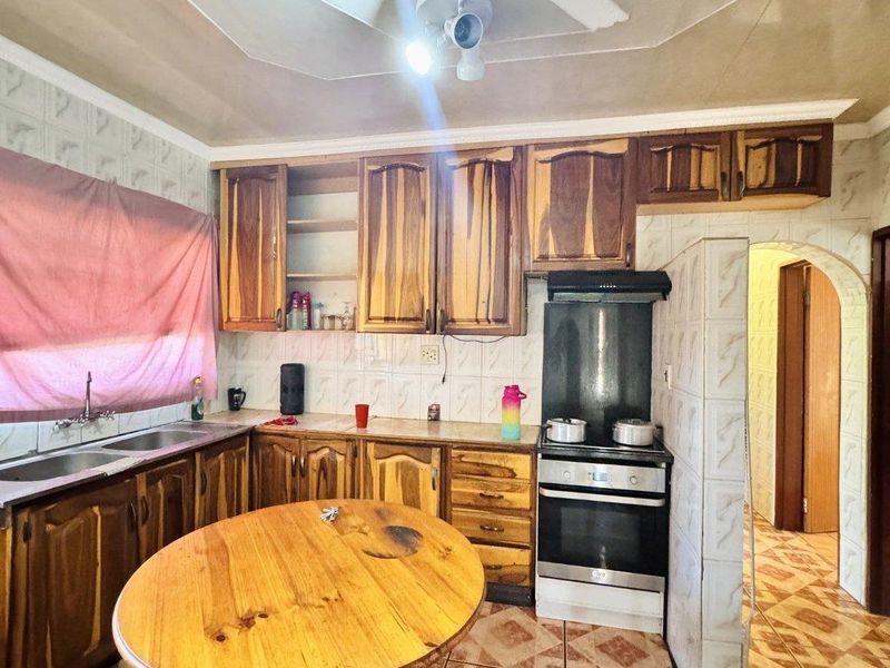 Charming 3-Bedroom Family Home in a Peaceful Family-Friendly Location- Close to Schools And  Ameniti - Photo 5