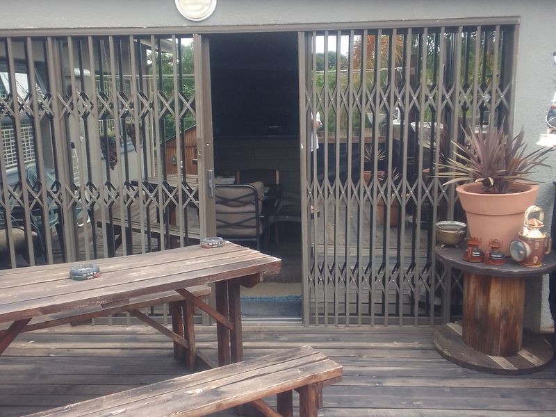 Area! Spacious, modern and neat as a pin! - Photo 3