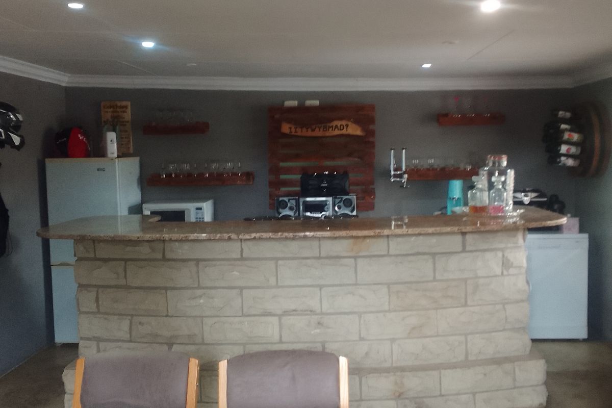 Area! Spacious, modern and neat as a pin! - Photo 5