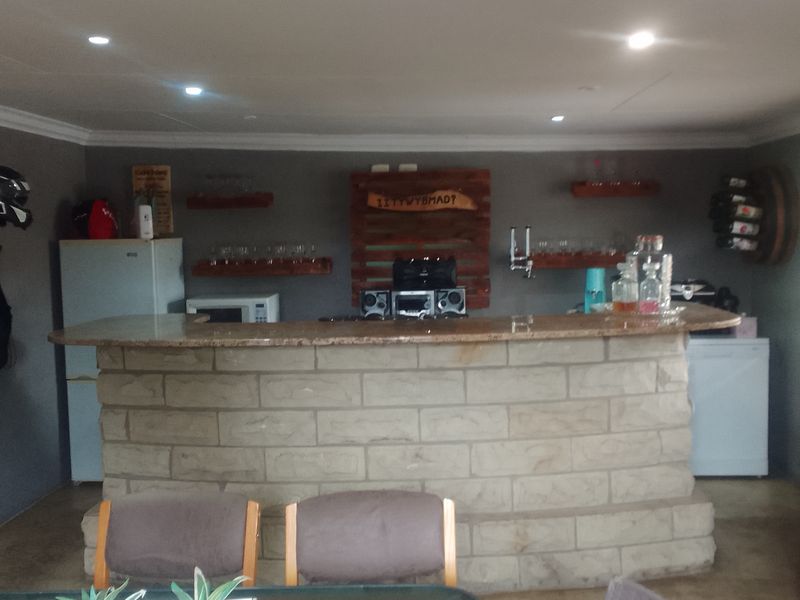 Area! Spacious, modern and neat as a pin! - Photo 5