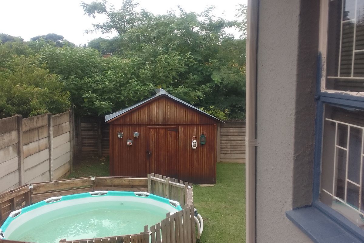 Area! Spacious, modern and neat as a pin! - Photo 2