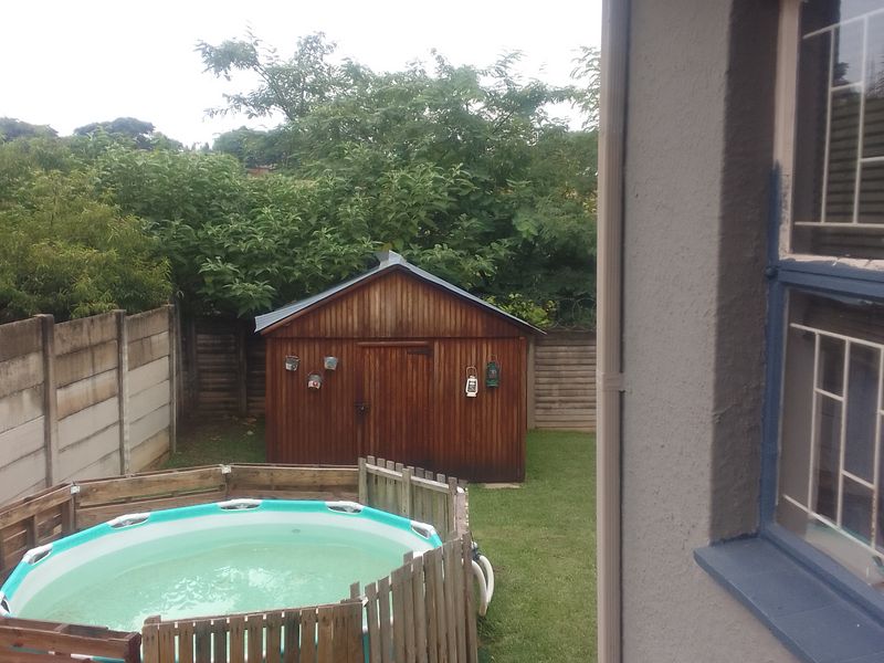 Area! Spacious, modern and neat as a pin! - Photo 2