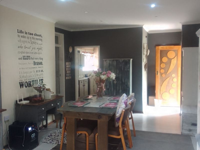 Area! Spacious, modern and neat as a pin! - Photo 8