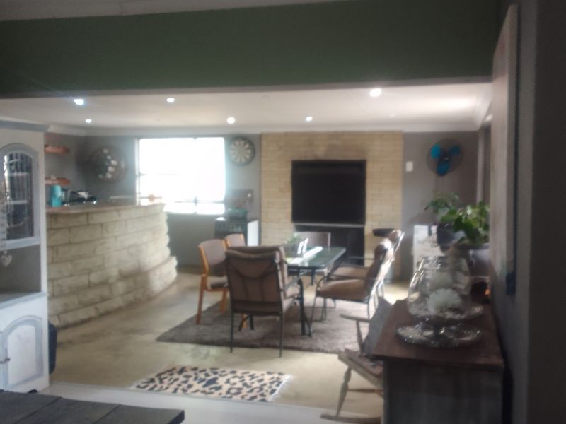 Area! Spacious, modern and neat as a pin! - Photo 7