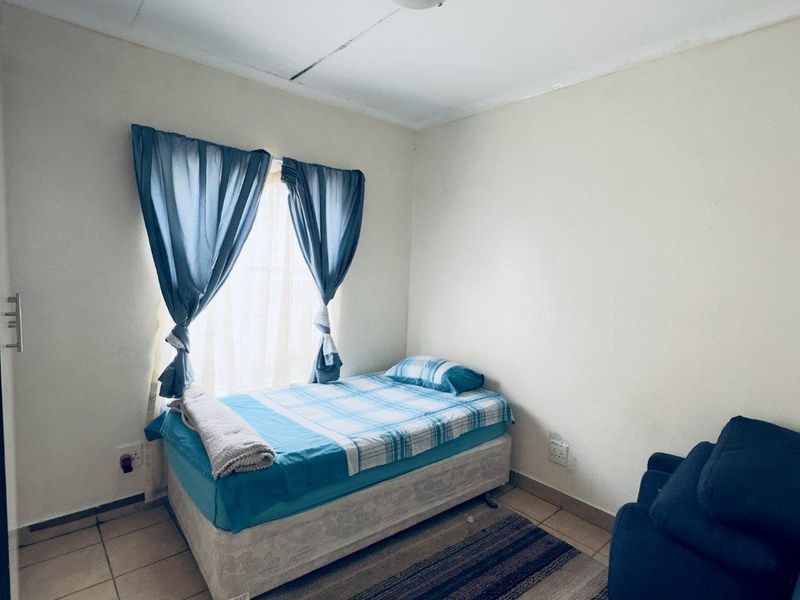 Modern 3-Bedroom House in a Secure Complex in Die Heuwel - Photo 10