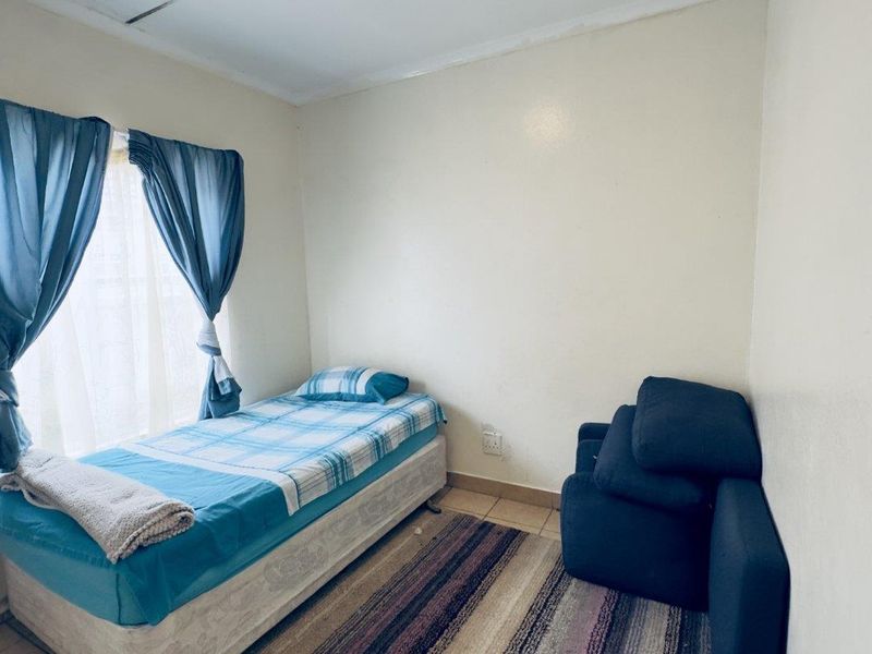 Modern 3-Bedroom House in a Secure Complex in Die Heuwel - Photo 9