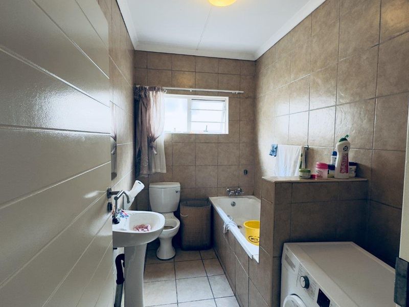 Modern 3-Bedroom House in a Secure Complex in Die Heuwel - Photo 8