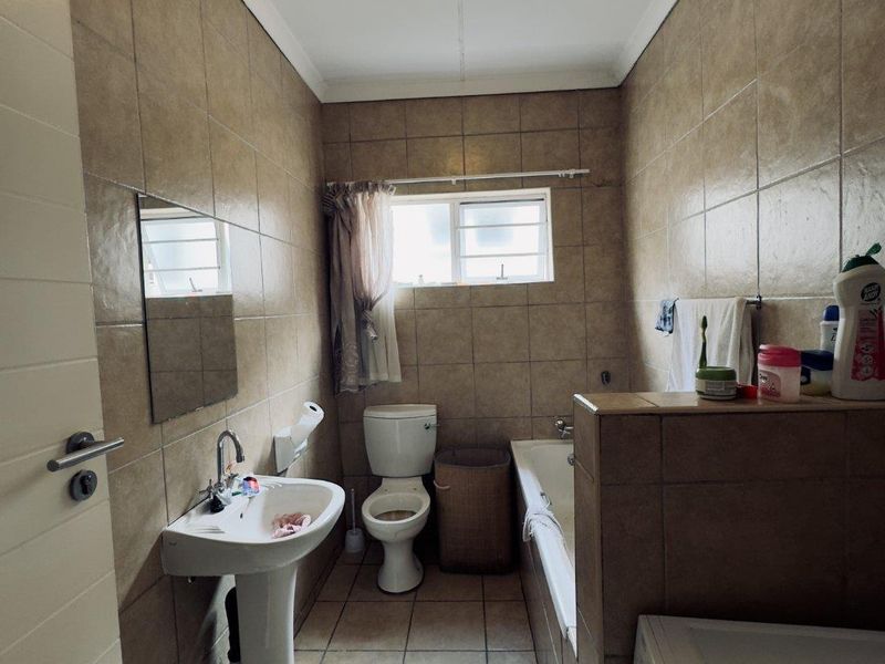 Modern 3-Bedroom House in a Secure Complex in Die Heuwel - Photo 7