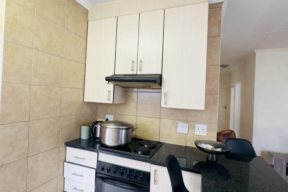 Modern 3-Bedroom House in a Secure Complex in Die Heuwel - Photo 2