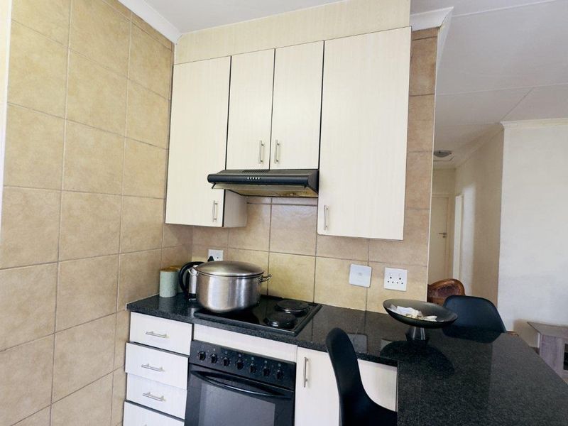 Modern 3-Bedroom House in a Secure Complex in Die Heuwel - Photo 2