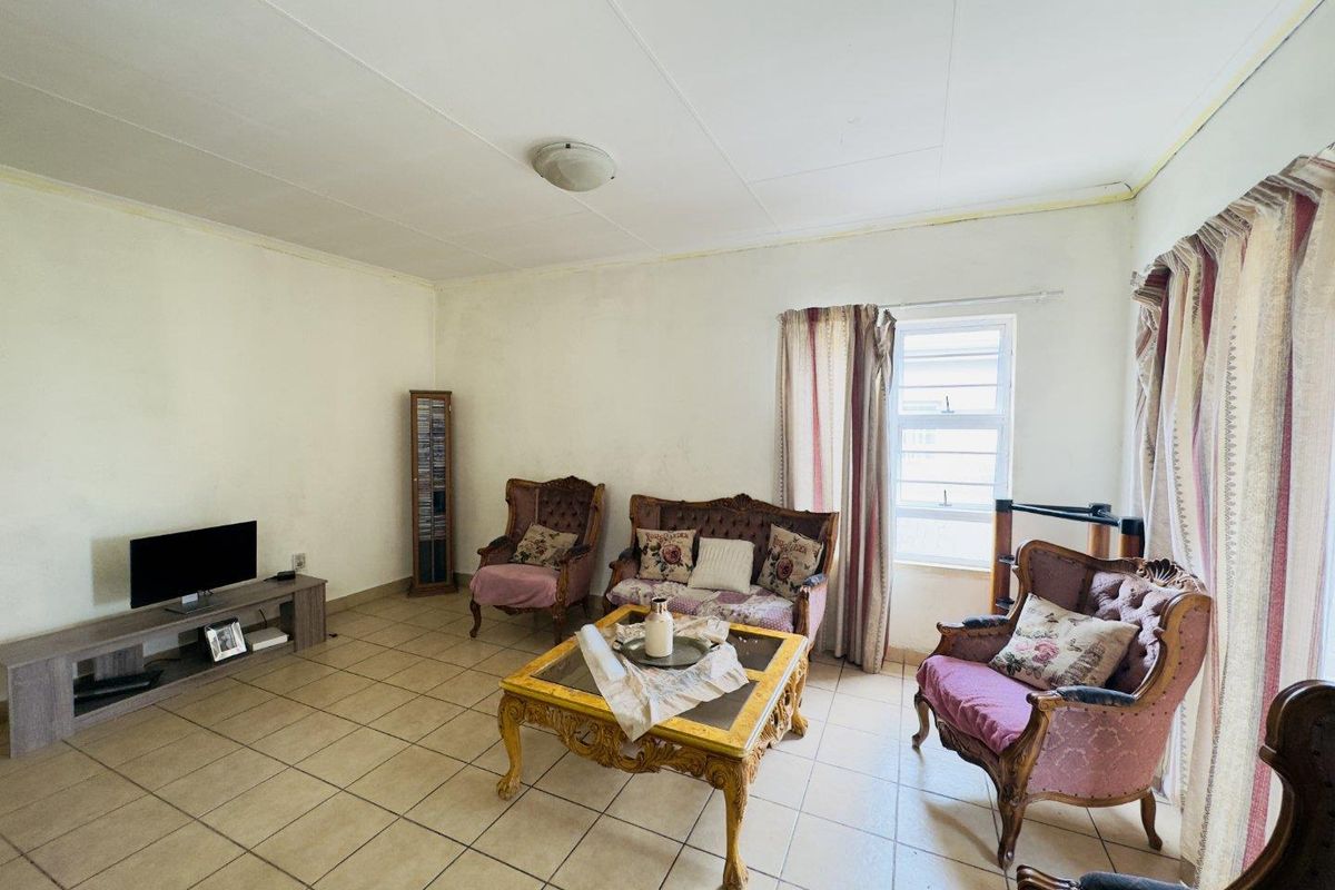 Modern 3-Bedroom House in a Secure Complex in Die Heuwel - Photo 5