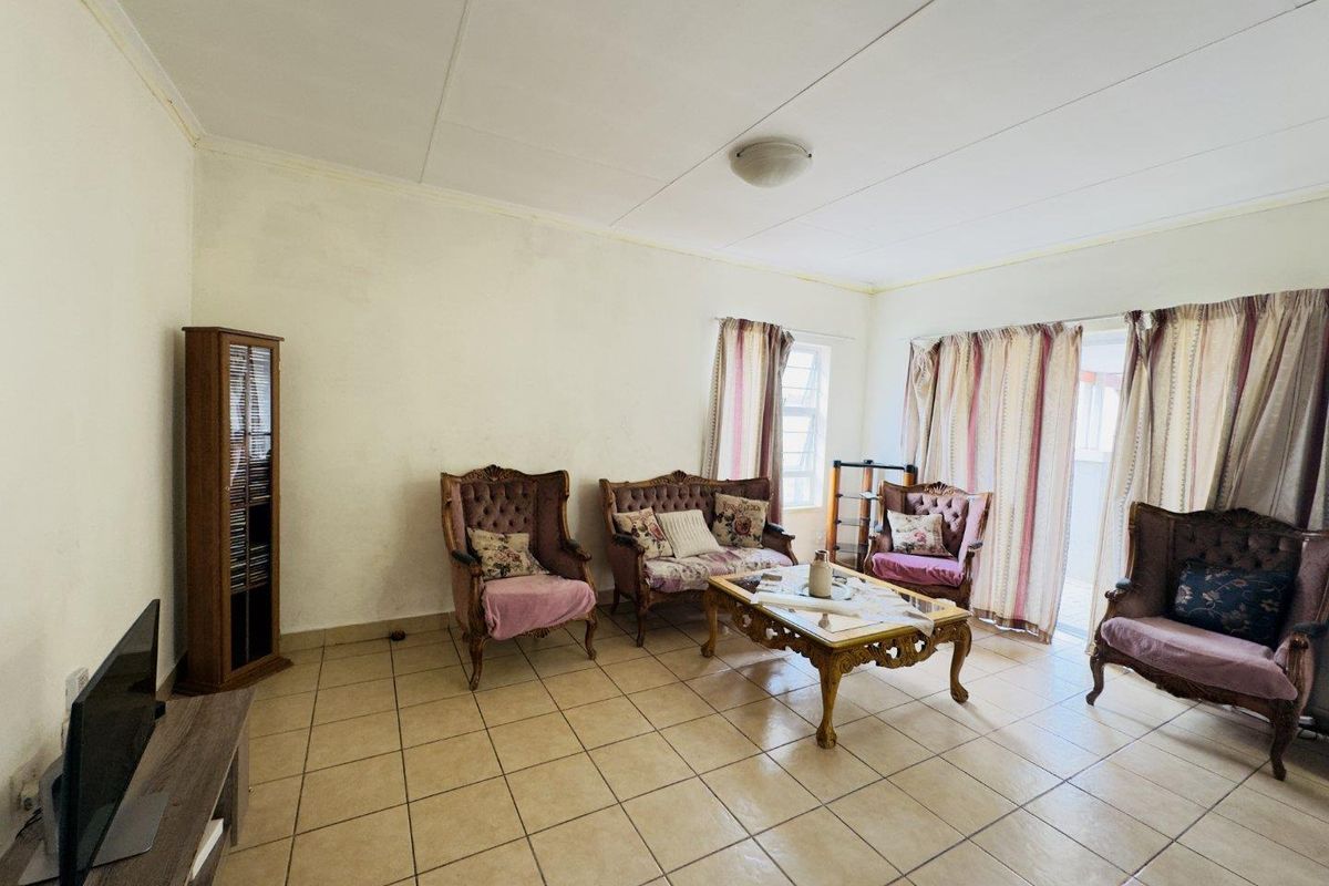 Modern 3-Bedroom House in a Secure Complex in Die Heuwel - Photo 4