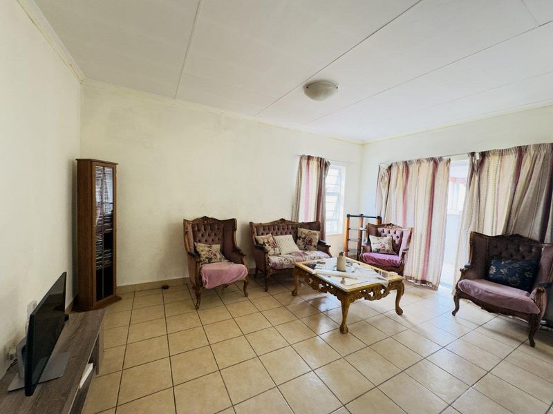 Modern 3-Bedroom House in a Secure Complex in Die Heuwel - Photo 4