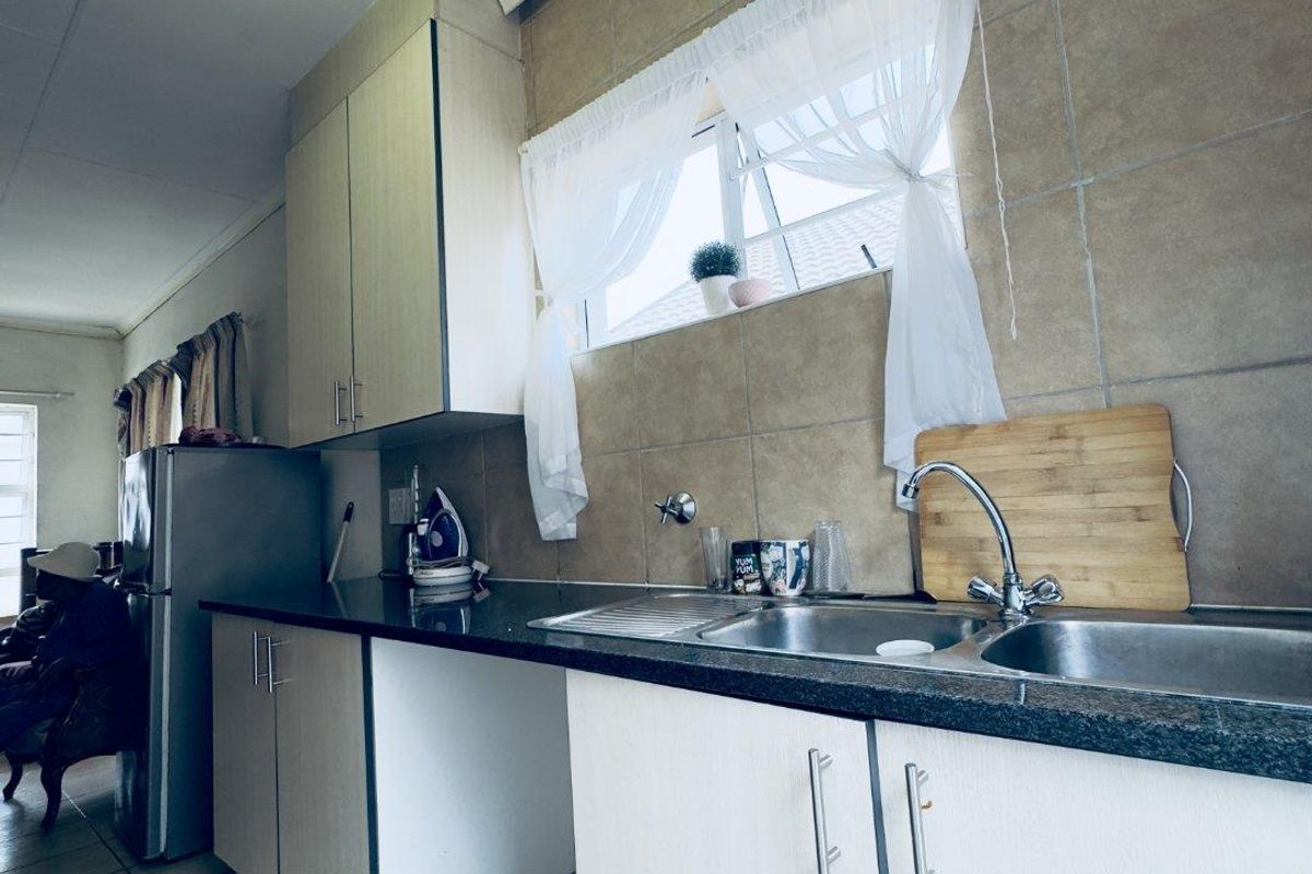 Modern 3-Bedroom House in a Secure Complex in Die Heuwel - Photo 3