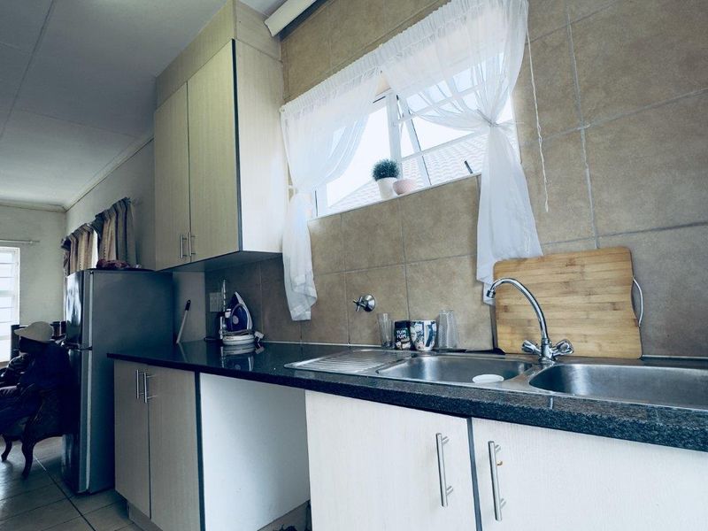 Modern 3-Bedroom House in a Secure Complex in Die Heuwel - Photo 3