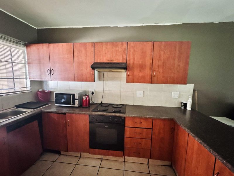 Affordable Two Bedroom Apartment In Del Judor with a Bit of TLC! - Photo 4