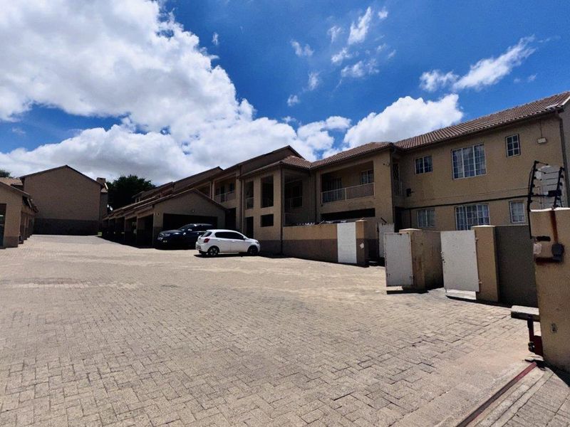 Affordable Two Bedroom Apartment In Del Judor with a Bit of TLC! - Photo 2