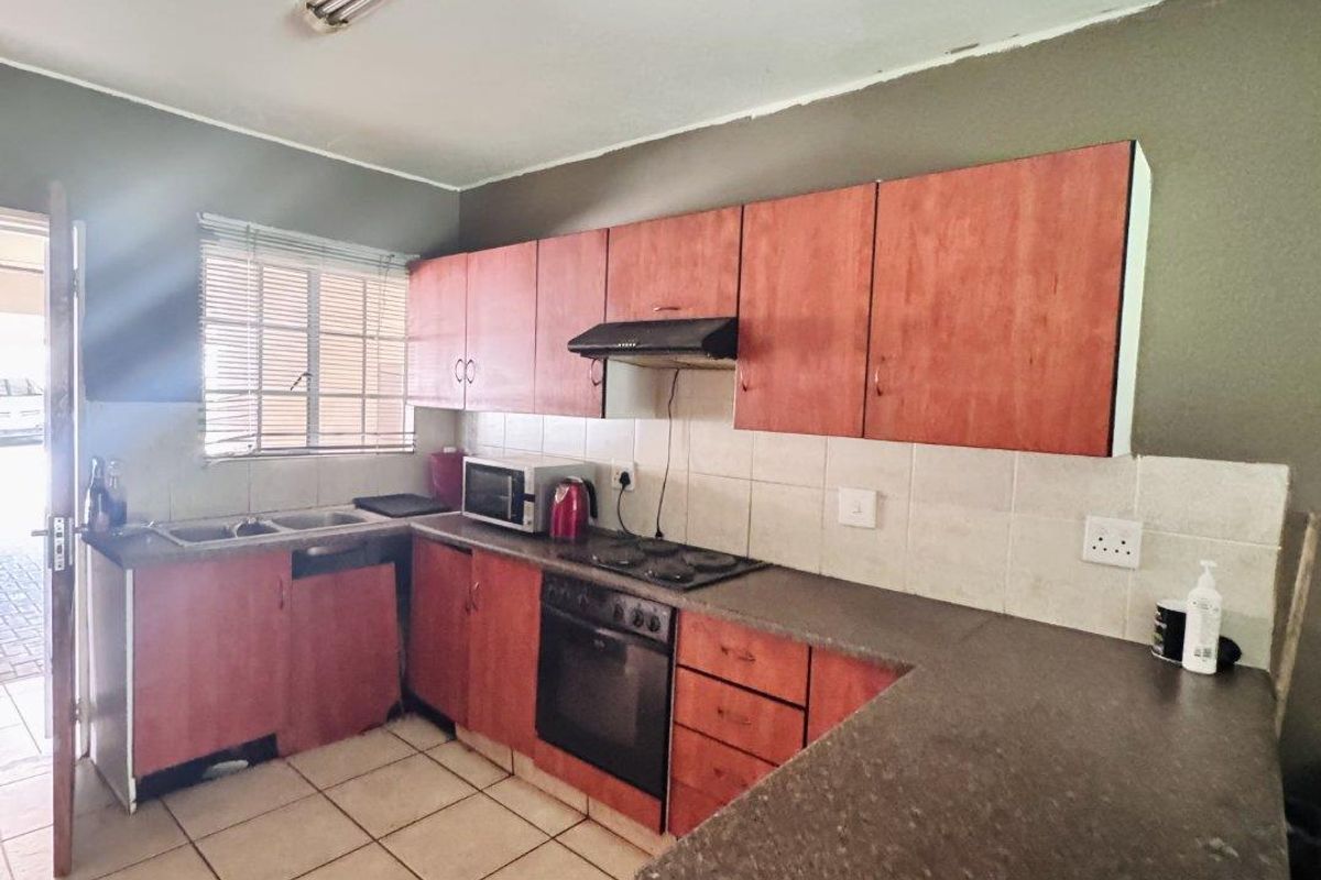 Affordable Two Bedroom Apartment In Del Judor with a Bit of TLC! - Photo 5