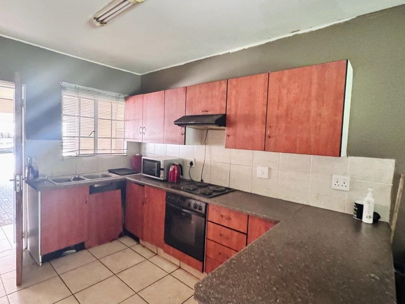 Affordable Two Bedroom Apartment In Del Judor with a Bit of TLC! - Photo 5