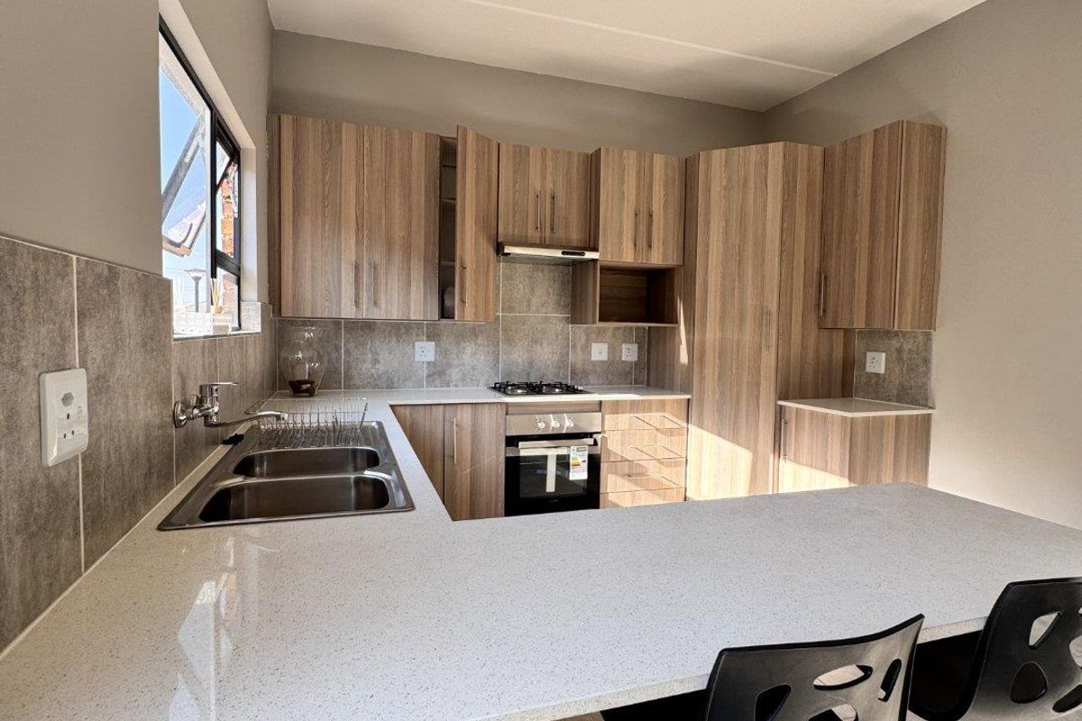 Modern Brand-New 3-Bedroom Home in a Secure Estate | No Transfer Duty | Prime Heuwel West Location - Photo 2