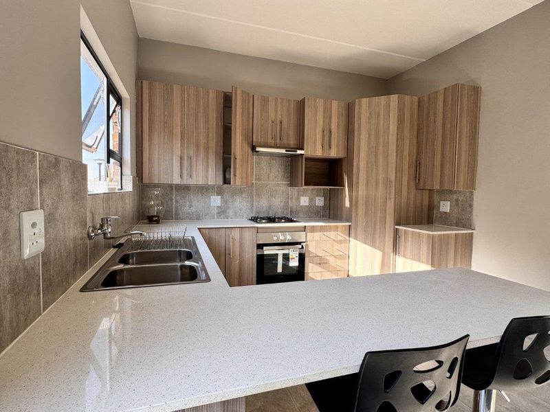 Modern Brand-New 3-Bedroom Home in a Secure Estate | No Transfer Duty | Prime Heuwel West Location - Photo 2