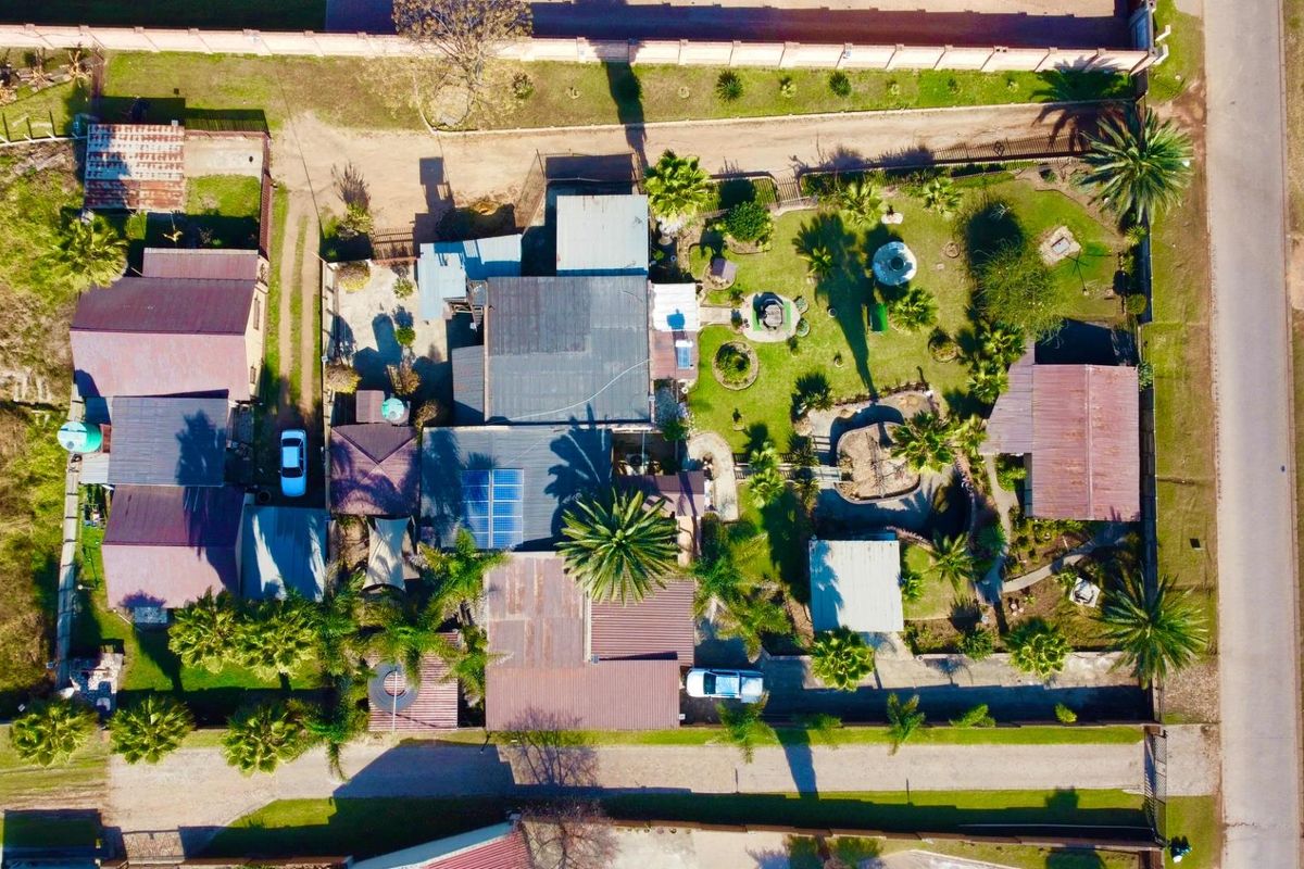 Sprawling 8,000m2 Property in River View with Borehole, Solar & Rental Flats – Space, Self-Suffic - Photo 3