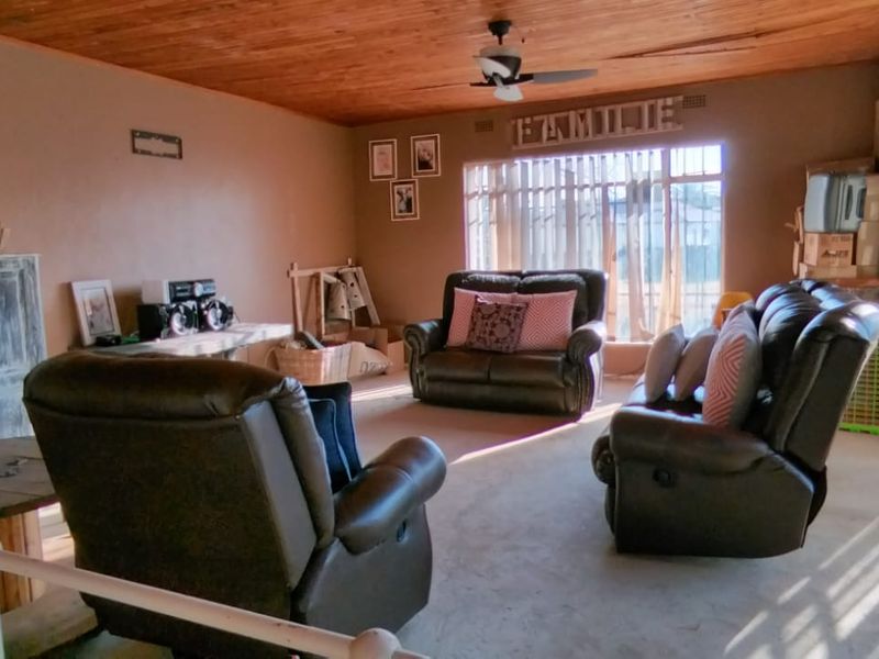 Want to escape out of town? This could work for you!! - Photo 3