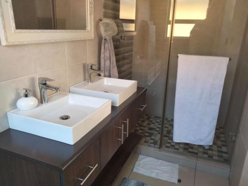 3 Bedroom Double Story House with Pool to Rent in Brakpan North - Photo 3