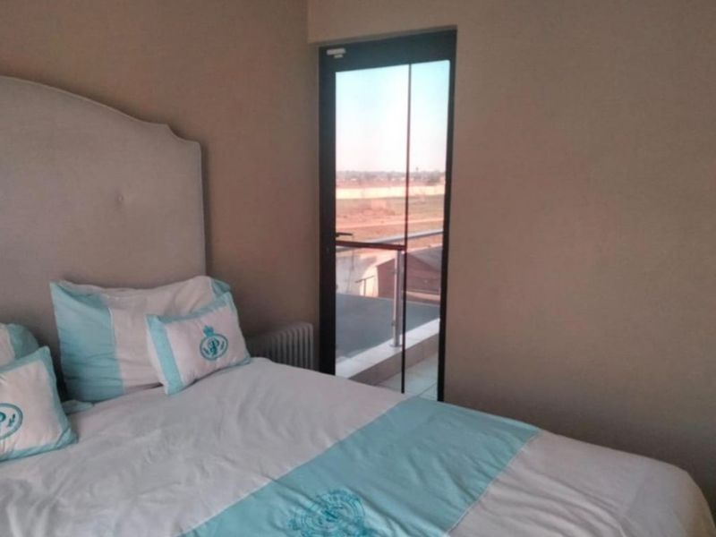 3 Bedroom Double Story House with Pool to Rent in Brakpan North - Photo 9