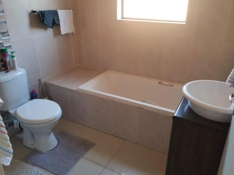 3 Bedroom Double Story House with Pool to Rent in Brakpan North - Photo 8