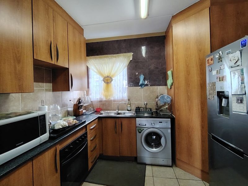 Sophisticated Ground-Floor Unit in Secure Complex with Pool and Pet-Friendly Appeal - Photo 7