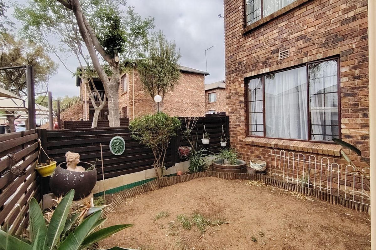 Sophisticated Ground-Floor Unit in Secure Complex with Pool and Pet-Friendly Appeal - Photo 2